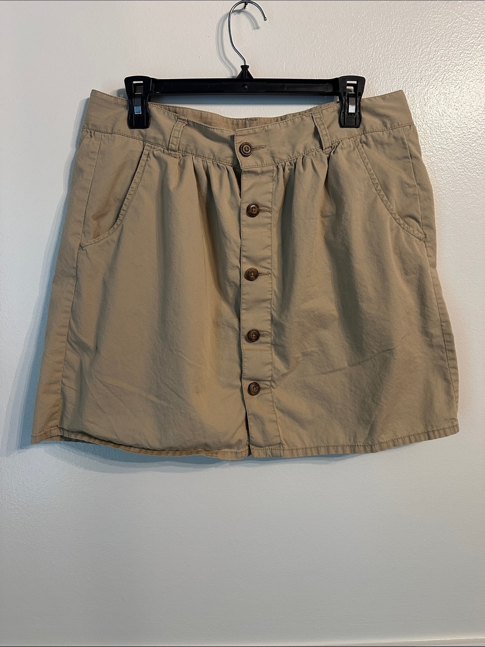 Old Navy Beige/Tan Gathered Waist Skirt with Button Front and Pockets. Size 12